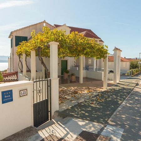 Apartments Lux Bol Bagian luar foto