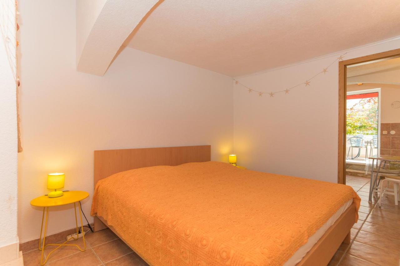 Apartments Lux Bol Bagian luar foto