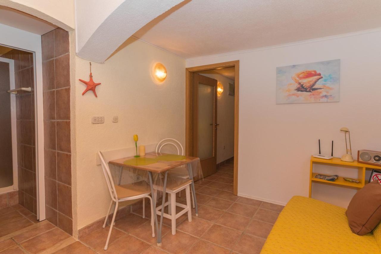 Apartments Lux Bol Bagian luar foto
