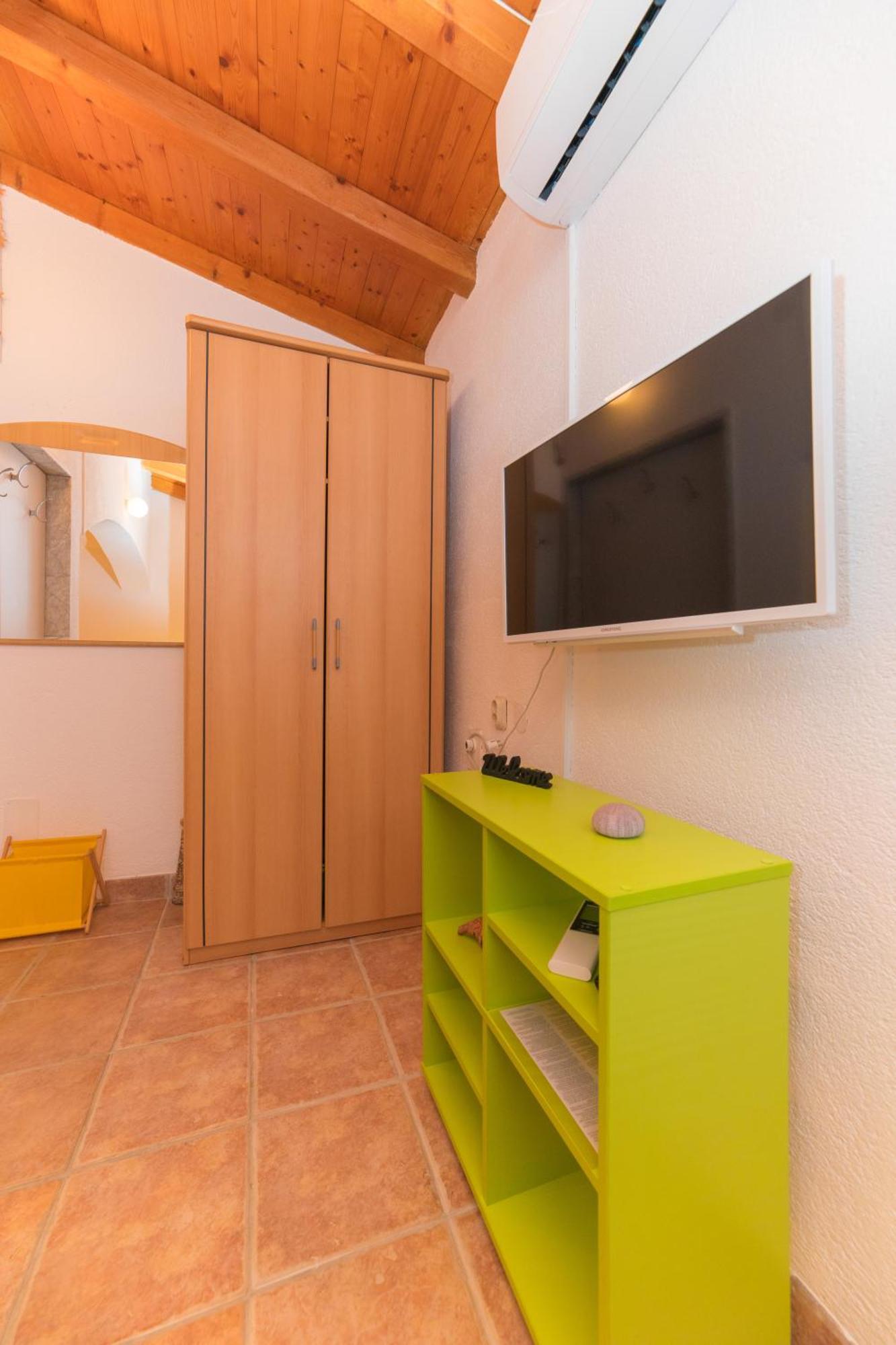 Apartments Lux Bol Bagian luar foto