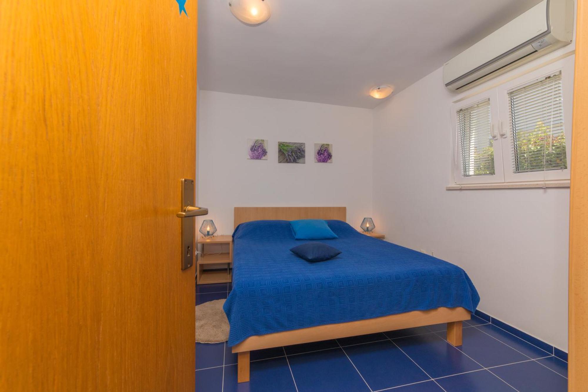 Apartments Lux Bol Bagian luar foto